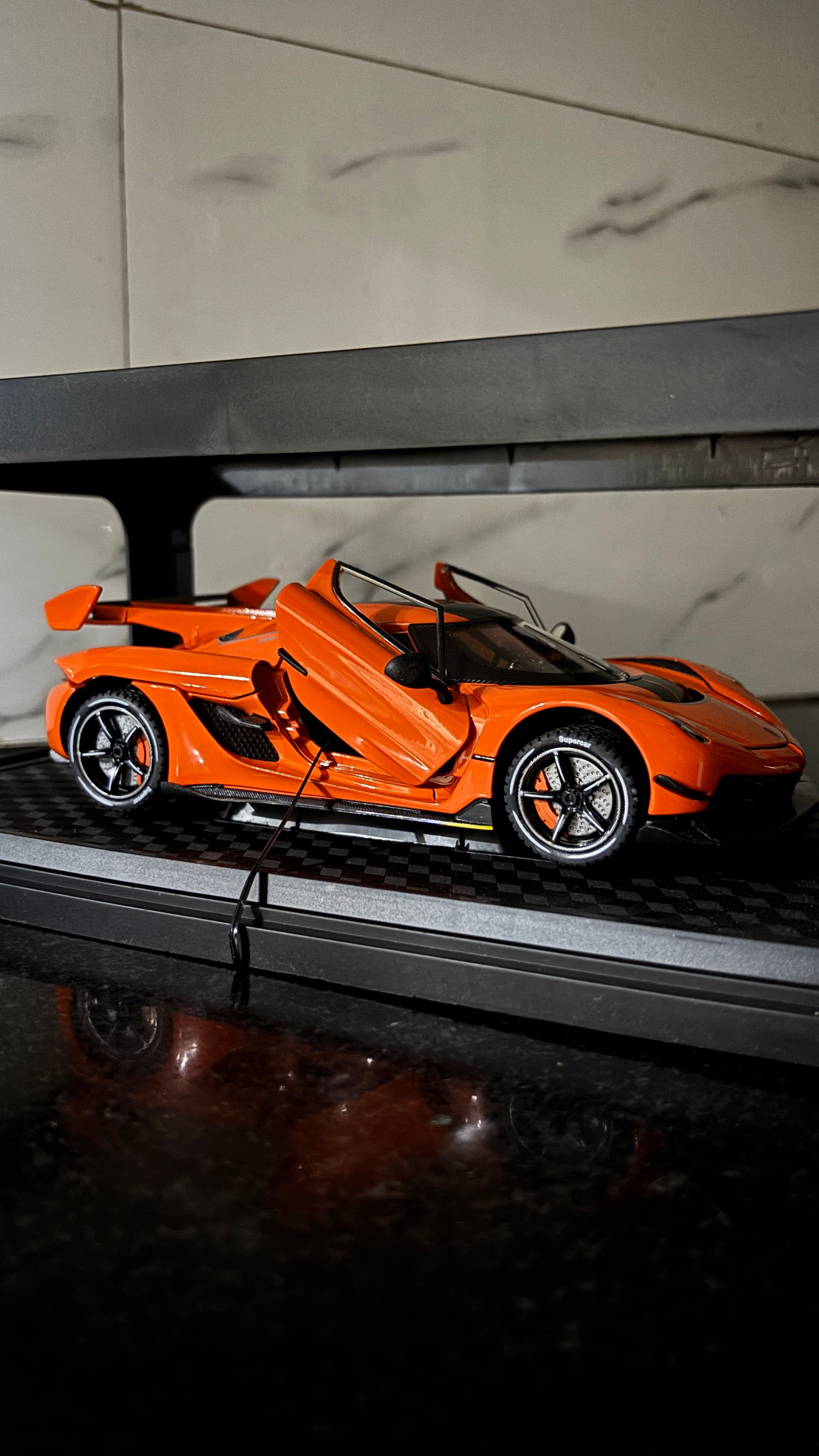 Koenigsegg Supercar, 1:24 Diecast Model