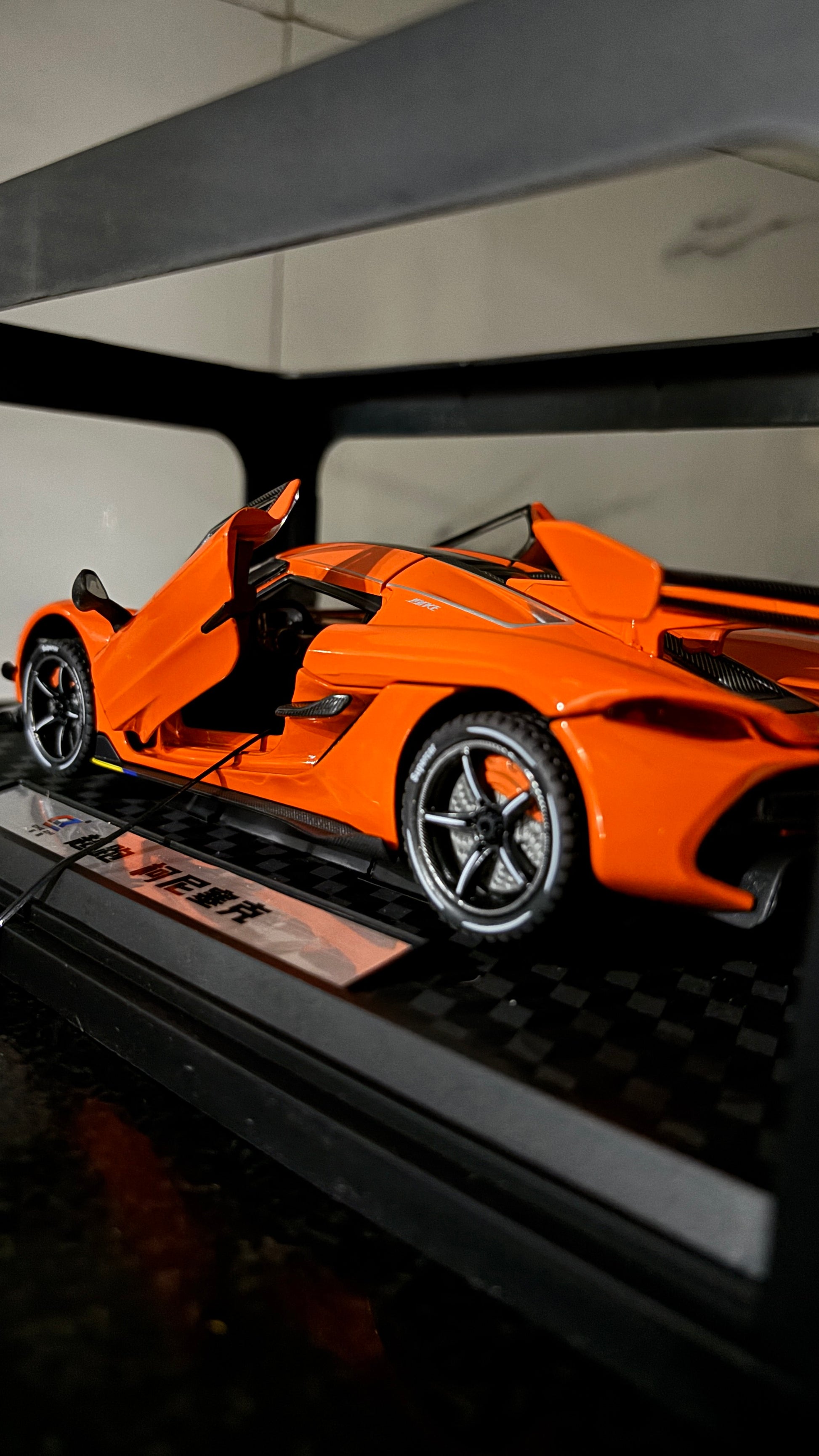 Koenigsegg Supercar, 1:24 Diecast Model